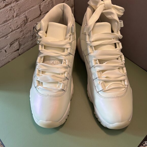 AIR JORDAN RETRO 11 (WOMEN) (10) - Picture 2 of 13